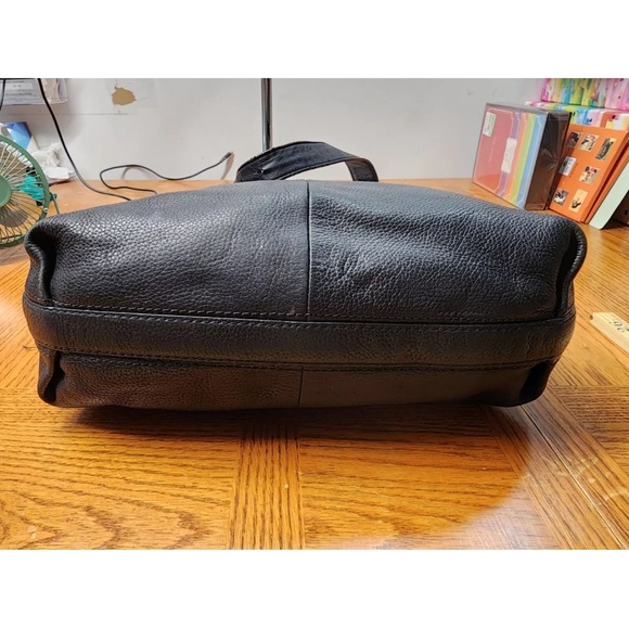 Stylish black Coach Penelope Hobo Leather handbag with silver hardware. - Picture 3 of 16